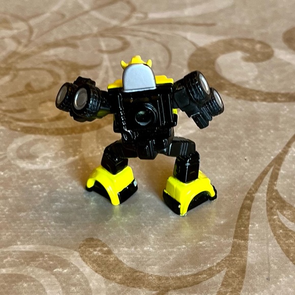 2006 Hasbro Titanium Series Transformers Bumblebee Diecast Figure With Weapon - Picture 5 of 8